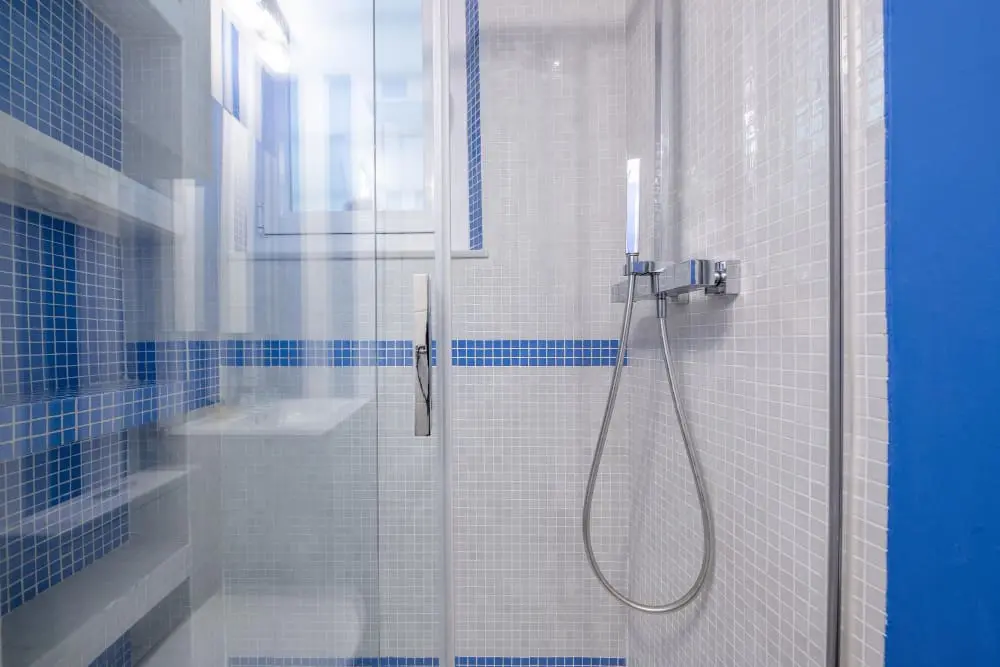 Tiled shower enclosure with a low tray, screen and sealed perimeter